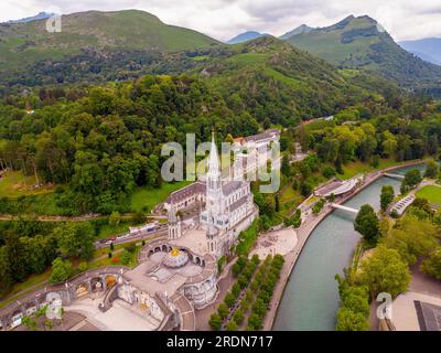 Punto di vista a droni ad angolo elevato sulla città di Lourdes, Hautes-Pyrenees, Francia sudoccidentale il giorno d'estate Foto Stock