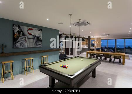 Koh Samui, Thailandia - 19 febbraio 2020: Una sala giochi ricreativa residenziale e una palestra nel seminterrato di una villa di lusso. Foto Stock