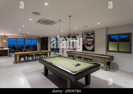 Koh Samui, Thailandia - 19 febbraio 2020: Una sala giochi ricreativa residenziale e una palestra nel seminterrato di una villa di lusso. Foto Stock