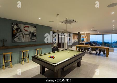 Koh Samui, Thailandia - 19 febbraio 2020: Una sala giochi ricreativa residenziale e una palestra nel seminterrato di una villa di lusso. Foto Stock