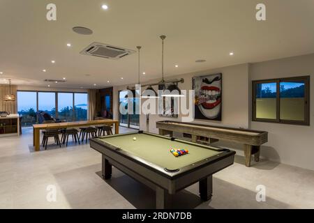 Koh Samui, Thailandia - 19 febbraio 2020: Una sala giochi ricreativa residenziale e una palestra nel seminterrato di una villa di lusso. Foto Stock