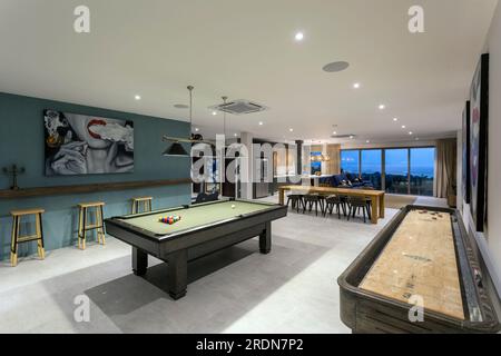 Koh Samui, Thailandia - 19 febbraio 2020: Una sala giochi ricreativa residenziale e una palestra nel seminterrato di una villa di lusso. Foto Stock