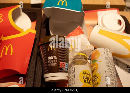 Spazzatura dopo aver mangiato cibo McDonald's, carta e plastica imballaggi riciclabili e non riciclabili. 17 maggio 2023, Vienna, Austria Foto Stock