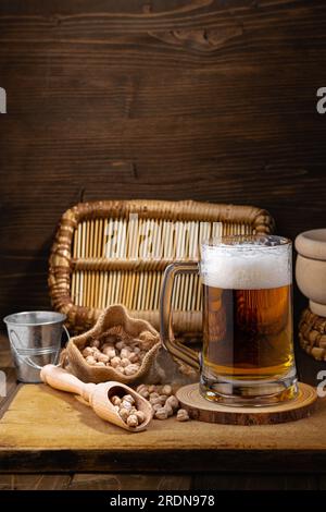 Birre assortite in un Flight Ready su uno sfondo di legno per la degustazione, filtro vintage Foto Stock
