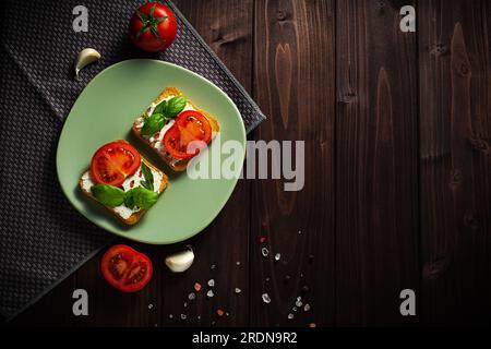 Variazione di brindisi sani con formaggio cremoso di avocado e pane di segale integrale su un piatto. Spuntini deliziosi e sandwich all'avocado. Composizione degli alimenti, Foto Stock