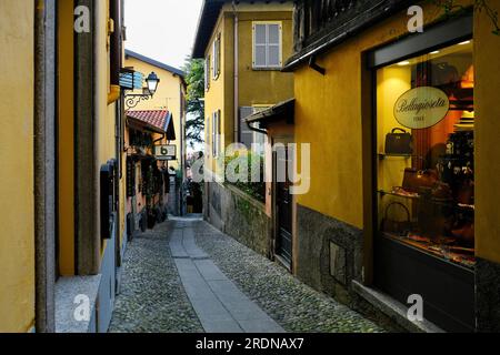 Bellagio, Lombardia, Italia - 18 febbraio 2022. Pittoresca e colorata vista sulla strada di Bellagio, sulle rive del lago di Como, Lombardia, Italia Foto Stock