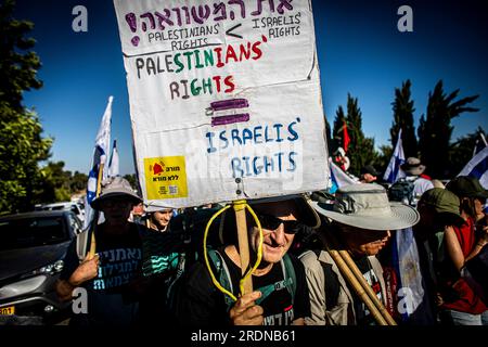 Shoresh, Israele. 22 luglio 2023. Un manifestante detiene un segno che chiede pari diritti per israeliani e palestinesi durante una marcia da Tel Aviv a Gerusalemme vicino, Il villaggio di Shoresh sabato 22 luglio 2023.decine di migliaia di manifestanti si sono Uniti a una marcia di massa verso la Knesset a Gerusalemme sabato come parte di uno sforzo disperato mentre la coalizione si prepara a passare in legge un disegno di legge che avrebbe limitato la supervisione giudiziaria sulle sue decisioni. Foto di Eyal Warshavsky. Credito: SOPA Images Limited/Alamy Live News Foto Stock