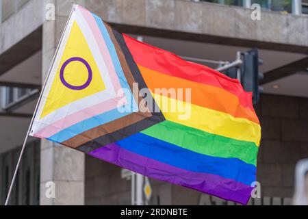 Berlino, Germania. 22 luglio 2023. Una bandiera Progress Pride con un simbolo intersessuale al Christopher Street Day 2023 a Berlino. Il simbolo intersessuale è usato per rappresentare gli individui intersessuali e il loro diritto all'integrità corporea. Crediti: Freelance Fotograf/Alamy Live News Foto Stock