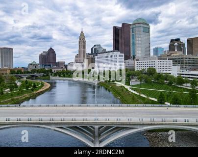 Skyline di Columbus, Ohio City Downtown, sul ponte Rich Street Foto Stock