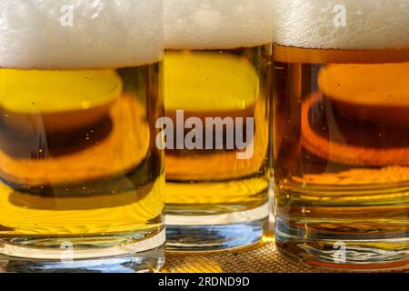 Bicchieri di birra fredda e gustosa Foto Stock