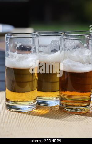 Bicchieri di birra fredda e gustosa Foto Stock