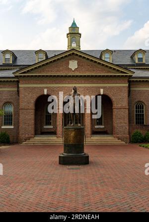 Statua di James Monroe di fronte a Tucker Hall al William and Mary College di Williamsburg, Virginia Foto Stock