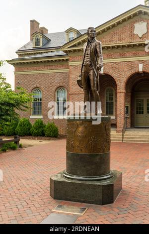 Statua di James Monroe di fronte a Tucker Hall al William and Mary College di Williamsburg, Virginia Foto Stock