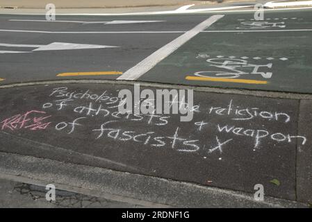 WELLINGTON, NUOVA ZELANDA, 15 MAGGIO 2023: Un messaggio di gesso scritto sul marciapiede vicino alla sede del parlamento neozelandese a Wellington Foto Stock