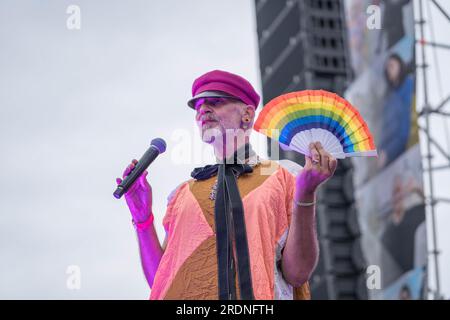 Berlino, Germania. 22 luglio 2023. Berlin Pride - moderatori sul palco del CSD finale 2023 alla porta di Brandeburgo credito: Freelance Fotograf/Alamy Live News Foto Stock