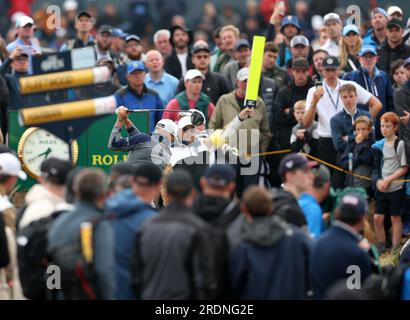 Hoylake, Merseyside, Regno Unito. 22 luglio 2023; Royal Liverpool Golf Club, Hoylake, Merseyside, Inghilterra: Open Championship Round 3; la galleria alla 16a buca che circonda il tee mentre Brian Harman (USA) colpisce la sua unità credito: Action Plus Sports Images/Alamy Live News Foto Stock