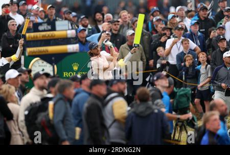 Hoylake, Merseyside, Regno Unito. 22 luglio 2023; Royal Liverpool Golf Club, Hoylake, Merseyside, Inghilterra: Open Championship Round 3; la galleria alla 16a buca che circonda il tee mentre Tommy Fleetwood (ENG) colpisce il suo drive Credit: Action Plus Sports Images/Alamy Live News Foto Stock