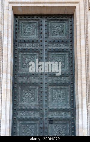 Dettaglio da un'antica porta della chiesa con decorazioni floreali arrugginite Foto Stock