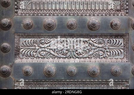 Dettaglio da un'antica porta della chiesa con decorazioni floreali arrugginite Foto Stock