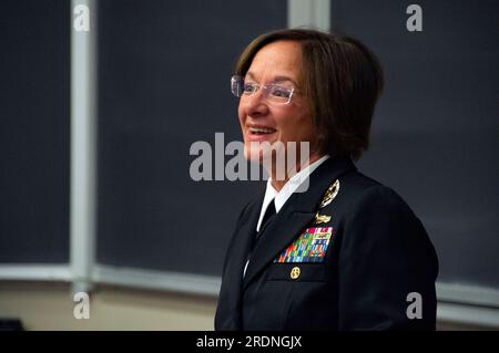 Evanston, Stati Uniti. 24 ottobre 2019. STATI UNITI Lisa Franchetti, comandante della 6th Fleet, parla con il guardiamarina Naval Reserve Officers Training Corps del Chicago Consortium sulla leadership e le sue esperienze alla Northwestern University, 24 ottobre 2019 a Washington, D.C. Il presidente Joe Biden ha nominato Franchetti a guidare la Marina, come la prima donna ad essere un capo del servizio militare degli Stati Uniti. Crediti: MC1 Amanda Kitchner/US Navy/Alamy Live News Foto Stock