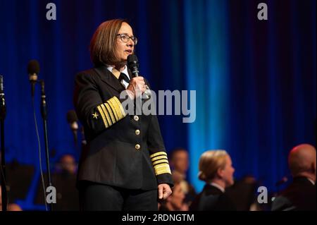 Washington, Stati Uniti. 7 ottobre 2022. STATI UNITI Vice Chief Naval Operations Adm. Lisa Franchetti pronuncia le osservazioni di apertura durante un concerto in celebrazione della celebrazione del 247 ° compleanno della Marina, 7 ottobre 2022 a Washington, D.C. Il presidente Joe Biden ha nominato Franchetti a guidare la Marina, come la prima donna ad essere un capo del servizio militare degli Stati Uniti. Credito: PO Jonathan Barnes/US Navy/Alamy Live News Foto Stock