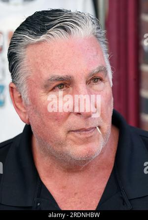 Cooperstown, Stati Uniti. 22 luglio 2023. Ex St Louis Cardinals slugger Jack Clark parla con i fan mentre firma le fotografie per le strade di Cooperstown, NY, sabato 22 luglio 2023. Foto di Bill Greenblatt/UPI credito: UPI/Alamy Live News Foto Stock