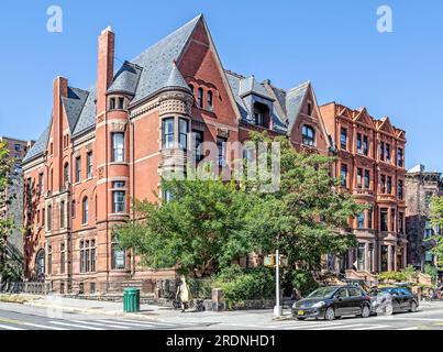 Clinton Hill Historic District: 404-400 Washington Avenue, case a file in stile Queen Anne progettate da Mercein Thomas, costruite nel 1885. Foto Stock