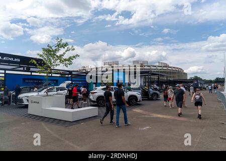 Washington, Stati Uniti. 22 luglio 2023. La gente partecipa all'Electrify Expo, un festival nazionale dedicato ai veicoli elettrici itineranti, al RFK Festival Stadium Grounds di Washington, DC, sabato 22 luglio 2022. I partecipanti possono vedere auto elettriche di diversi produttori e conoscere e dimostrare auto elettriche, e-bike, scooter e skateboard. Foto di Bonnie Cash/UPI credito: UPI/Alamy Live News Foto Stock