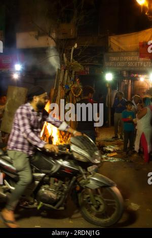 India, nuova Delhi - 1° marzo 2018: Crazy Streets of Delhi durante la celebrazione di Holi. enormi falò nelle strade. la gente si avvicina al fuoco e.. Foto Stock