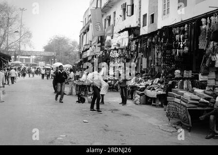 India, nuova Delhi - 1 marzo 2018: Via dello shopping. Immagine in bianco e nero Foto Stock