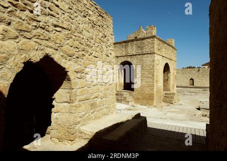 Baku, Azerbaigian - 27 giugno 2023: Una fotografia architettonica del Tempio di Ateshgah, uno storico tempio del fuoco in Azerbaigian, contro un cielo blu cristallino Foto Stock