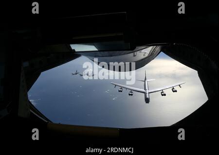 Oceano Pacifico, Giappone. 13 luglio 2023. UN U.S. Il bombardiere strategico Air Force B-52 Stratofortress si avvicina per rifornirsi di carburante da uno Stratotanker KC-135 come tre aerei da caccia F-2 Viper Zero della Japan Air Self-Defense Force forniscono scorta, il 13 luglio 2023, sopra l'Oceano Pacifico. Credito: A1C haiden Morris/U.S. Air Force Photo/Alamy Live News Foto Stock