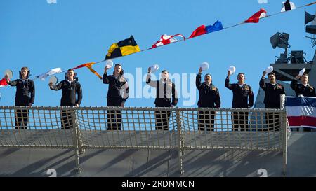 Sydney, Australia. 22 luglio 2023. STATI UNITI I marinai della Marina con la nave da combattimento litorale variante Independence USS Canberra dà tre applausi con le loro controparti della Royal Australian Navy HMAS Canberra durante la cerimonia di messa in servizio, il 22 luglio 2023 a Sydney, in Australia. La USS Canberra, nave omonima del campidoglio dell'Australia, fu formalmente commissionata durante la cerimonia. Crediti: EJ Hersom/U.S. Navy Photo/Alamy Live News Foto Stock