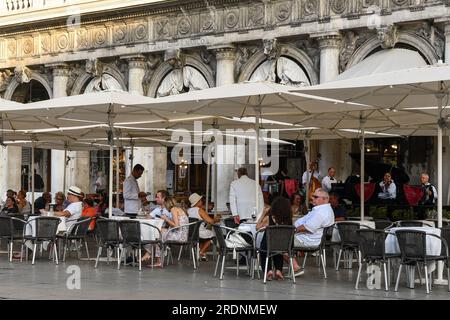 Esterno del famoso caffè Florian, fondato nel 1720 in Piazza San Marco, una delle più antiche caffetterie del mondo, Venezia, Veneto, Italia Foto Stock