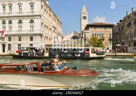 Taxi boat e vaporetto sul Canal grande di fronte alla Chiesa di San Samuele in estate, Venezia, Veneto, Italia Foto Stock