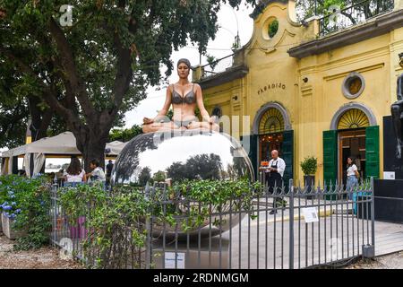 Esterno del caffè Paradiso all'interno dei Giardini della Biennale con persone all'Happy Hour in estate, Venezia, Veneto, Italia Foto Stock