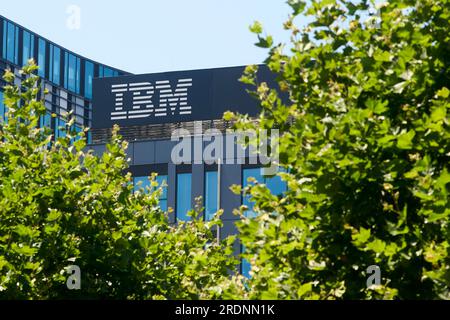 Bucarest, Romania - 9 luglio 2023: Il logo IBM è visibile nella parte superiore dell'edificio della sede IBM Romania, a Bucarest, Romania. Foto Stock