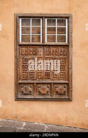 Vecchie persiane in legno intagliato sull'edificio storico di Tenerife Foto Stock