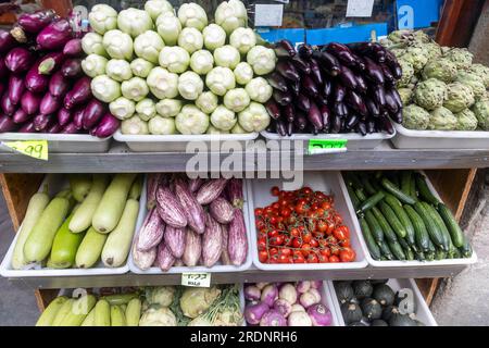 Verdure varie - zucchine, melanzane, pomodoro, cavolo cinese al banco in vendita sul mercato Foto Stock