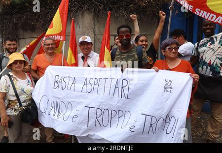 Roma, Italia. 21 luglio 2023. USB Unione Sindacale di base il sindacato italiano protesta contro le difficoltà degli immigrati di ottenere il loro visto/permesso di soggiorno, Roma, Italia, 21 luglio 2023, legalizzare gli immigrati è un problema scottante per il governo italiano, in quanto oltre 5 milioni di legali e circa 500,000 stranieri illegali vivono attualmente nel Paese. Romania, Albania, Marocco, Cina e Ucraina sono i primi cinque paesi di origine degli immigrati in Italia. (Foto di Elisa Gestri/SIPA USA) credito: SIPA USA/Alamy Live News Foto Stock