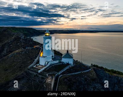 Tramonto sul faro di Start Point da un drone, Trinity House e South West Coast Path, Devon, Inghilterra Foto Stock
