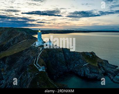 Tramonto sul faro di Start Point da un drone, Trinity House e South West Coast Path, Devon, Inghilterra Foto Stock