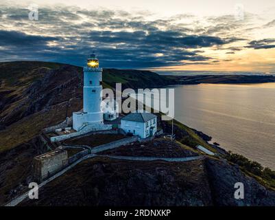 Tramonto sul faro di Start Point da un drone, Trinity House e South West Coast Path, Devon, Inghilterra Foto Stock