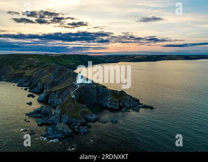 Tramonto sul faro di Start Point da un drone, Trinity House e South West Coast Path, Devon, Inghilterra Foto Stock
