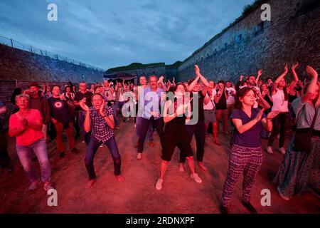 Coblenza, Germania. 22 luglio 2023. Gli appassionati di musica mondiale ballano all'interno delle mura della fortezza di Ehrenbreitstein al festival mondiale di musica "Horizons". Il festival presenta moderne varietà di musica mondiale da tutti i continenti. Crediti: Thomas Frey/dpa/Alamy Live News Foto Stock