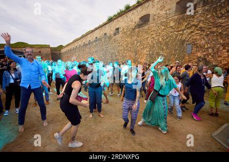 Coblenza, Germania. 22 luglio 2023. Gli appassionati di musica mondiale ballano all'interno delle mura della fortezza di Ehrenbreitstein al festival mondiale di musica "Horizons". Il festival presenta moderne varietà di musica mondiale da tutti i continenti. Crediti: Thomas Frey/dpa/Alamy Live News Foto Stock