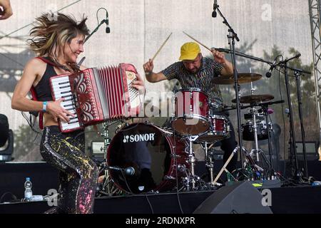 Coblenza, Germania. 22 luglio 2023. La band argentina "la Fanfarria del Capitan" suona all'interno delle mura della Fortezza di Ehrenbreitstein al festival mondiale di musica "Horizonte". Il festival presenta moderne varietà di musica mondiale da tutti i continenti. Crediti: Thomas Frey/dpa/Alamy Live News Foto Stock