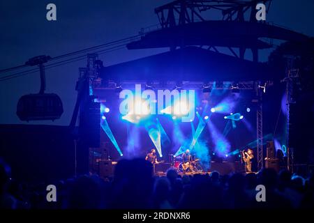 Coblenza, Germania. 22 luglio 2023. La band gitana-punk italiana "Giufa" suona all'interno delle mura della Fortezza di Ehrenbreitstein al festival mondiale di musica "Horizonte". Il festival presenta moderne varietà di musica mondiale da tutti i continenti. Crediti: Thomas Frey/dpa/Alamy Live News Foto Stock