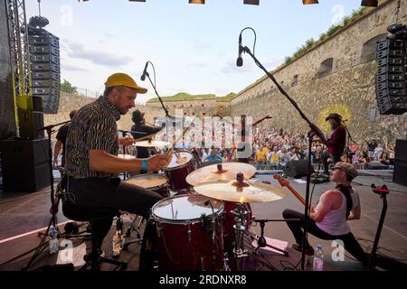 Coblenza, Germania. 22 luglio 2023. La band argentina "la Fanfarria del Capitan" suona all'interno delle mura della Fortezza di Ehrenbreitstein al festival mondiale di musica "Horizonte". Il festival presenta moderne varietà di musica mondiale da tutti i continenti. Crediti: Thomas Frey/dpa/Alamy Live News Foto Stock