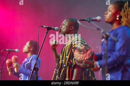 Coblenza, Germania. 22 luglio 2023. La band ghanese 'Alogte Oho & the Sounds of Joy' si esibirà all'interno delle mura della Fortezza di Ehrenbreitstein al festival mondiale di musica 'Horizonte'. Il festival presenta moderne varietà di musica mondiale da tutti i continenti. Crediti: Thomas Frey/dpa/Alamy Live News Foto Stock